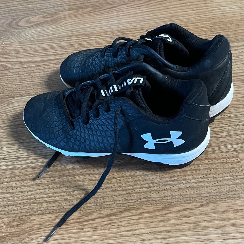 Under Armour kids unisex Black and White Athletic Shoes cleats